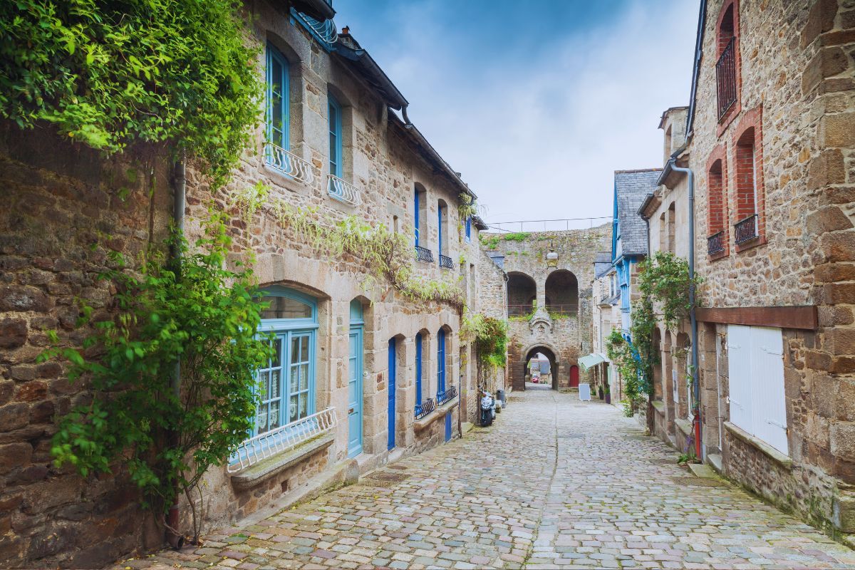 Découvrez les 4 plus beaux villages fortifiés de Bretagne : des trésors médiévaux à explorer en famille quand les beaux jours reviendront, pour savourer un morceau d'histoire bretonne