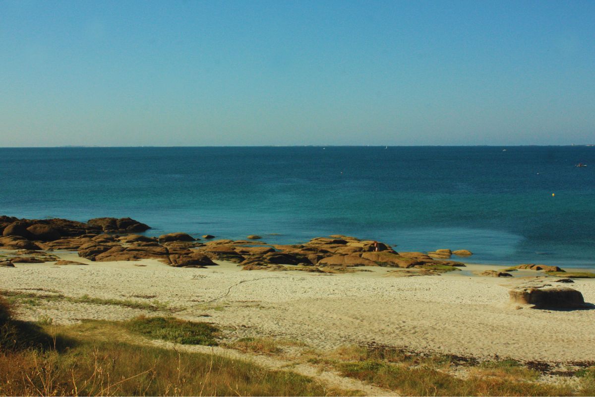 Top 3 des plages incontournables du Finistère : évasion bretonne garantie pour vos vacances cet été, entre amis ou en famille