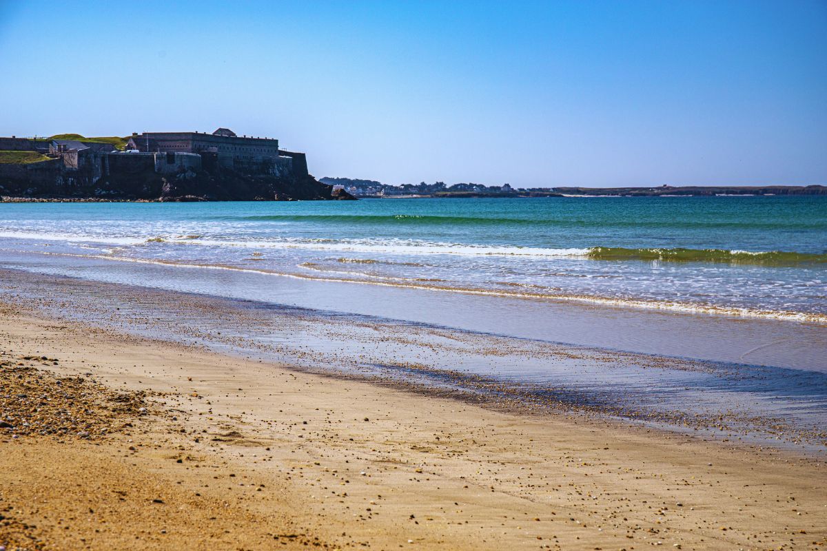 Top 3 des plus belles plages du Morbihan à découvrir : faites le tour des plages les plus sensationnelles du Morbihan en Bretagne pour vos prochaines vacances, et profitez au maximum de l'air marin breton
