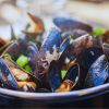Découvrez les variétés de moules bretonnes et nos conseils pour déguster les meilleures : il n'y a pas de saison pour apprécier les moules et fruits de mer en Bretagne