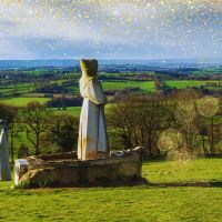 La Vallée des Saints en Bretagne célèbre ses 15 ans avec fierté : découvrez les festivités et animations prévues ainsi que le nouveau sentier dédié à Carnoët !