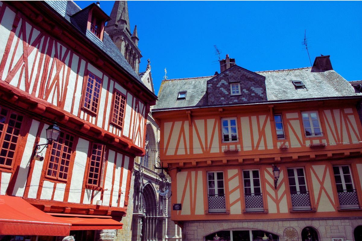 Vannes : venez visiter cette magnifique ville fortifiée du Morbihan en Bretagne, et découvrez son architecture particulière et ses secrets historiques