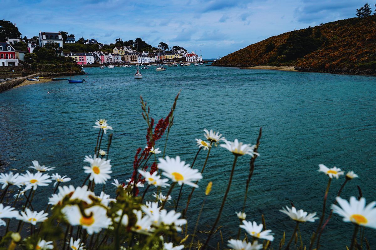 Visitez Belle-Île-en-Mer : un voyage au cœur des trésors de Bretagne, avec de nombreuses plages à votre disposition et des activités pour tous