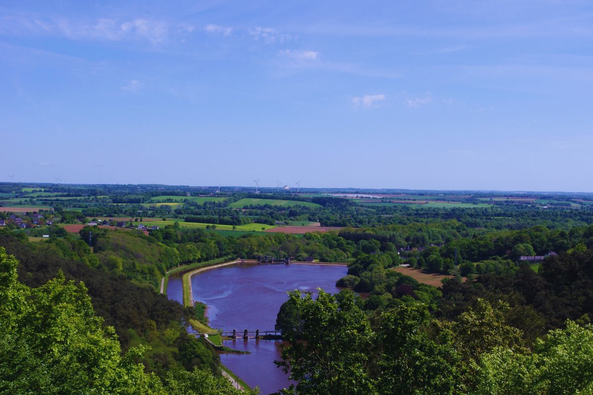 Visitez Guerlédan, petite commune des Côtes d'Armor en Bretagne : que cache ce village étape du Tour de France, et pourquoi faut-il y aller ?